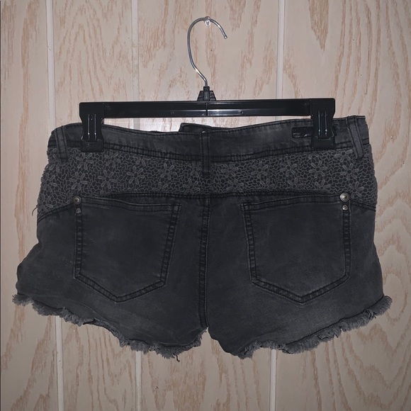 Lei Black Flower Lace Detailed Shorts - Picture 2 of 3